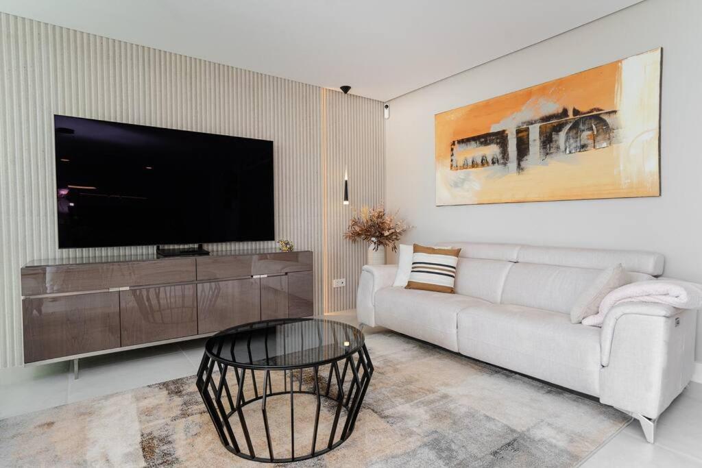 Apartamento With Spectacular View In Cabopino Marbella