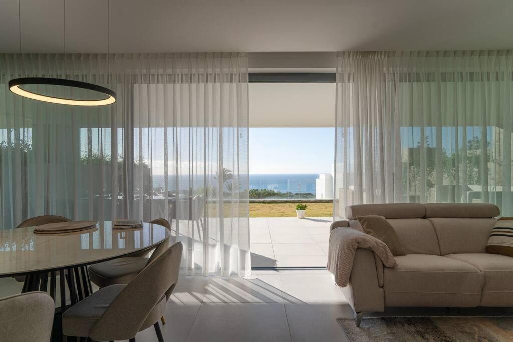 Apartamento With Spectacular View In Cabopino Marbella