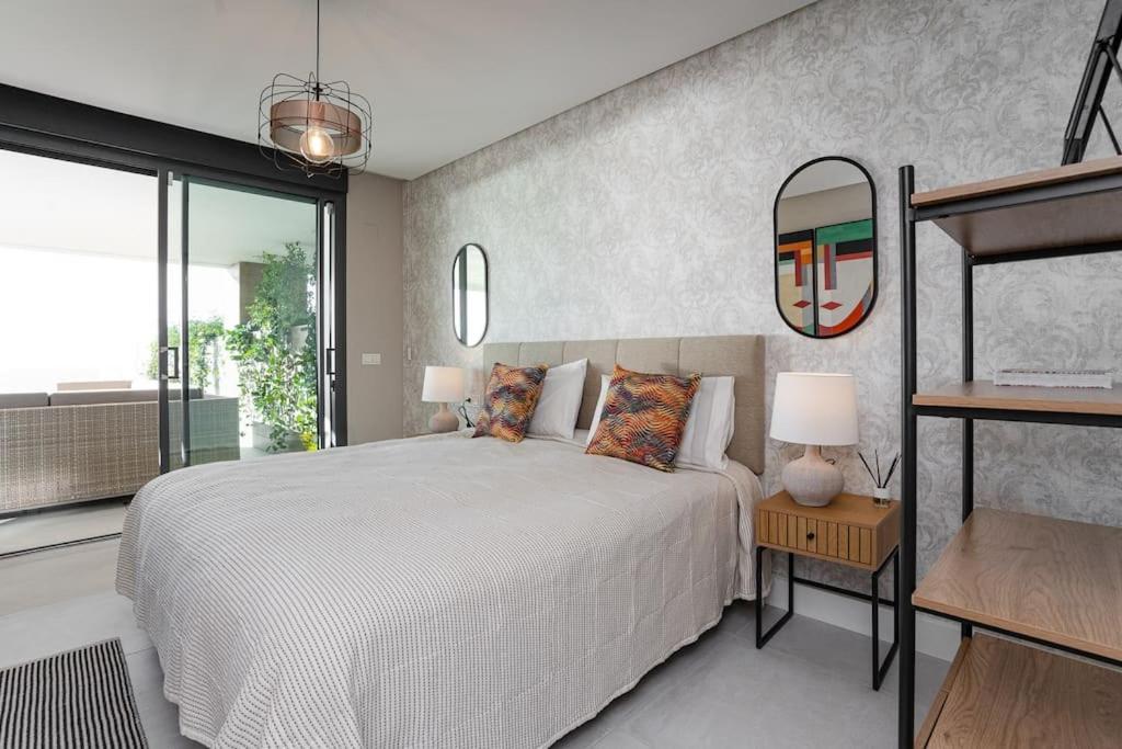 Apartamento With Spectacular View In Cabopino Marbella